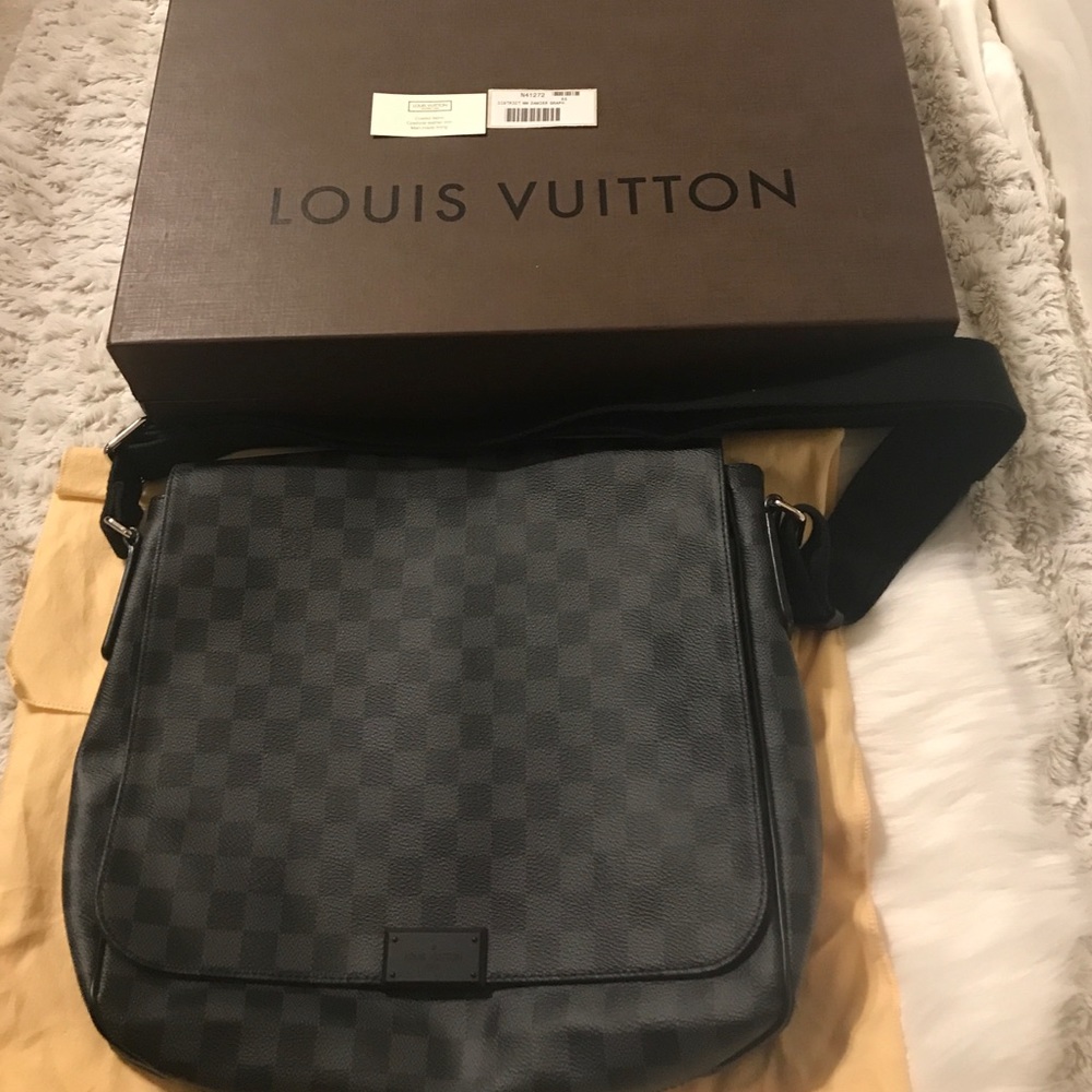 ⭐️⭐️SOLD⭐️⭐️ Louis Vuitton MM Damier Messenger Bag